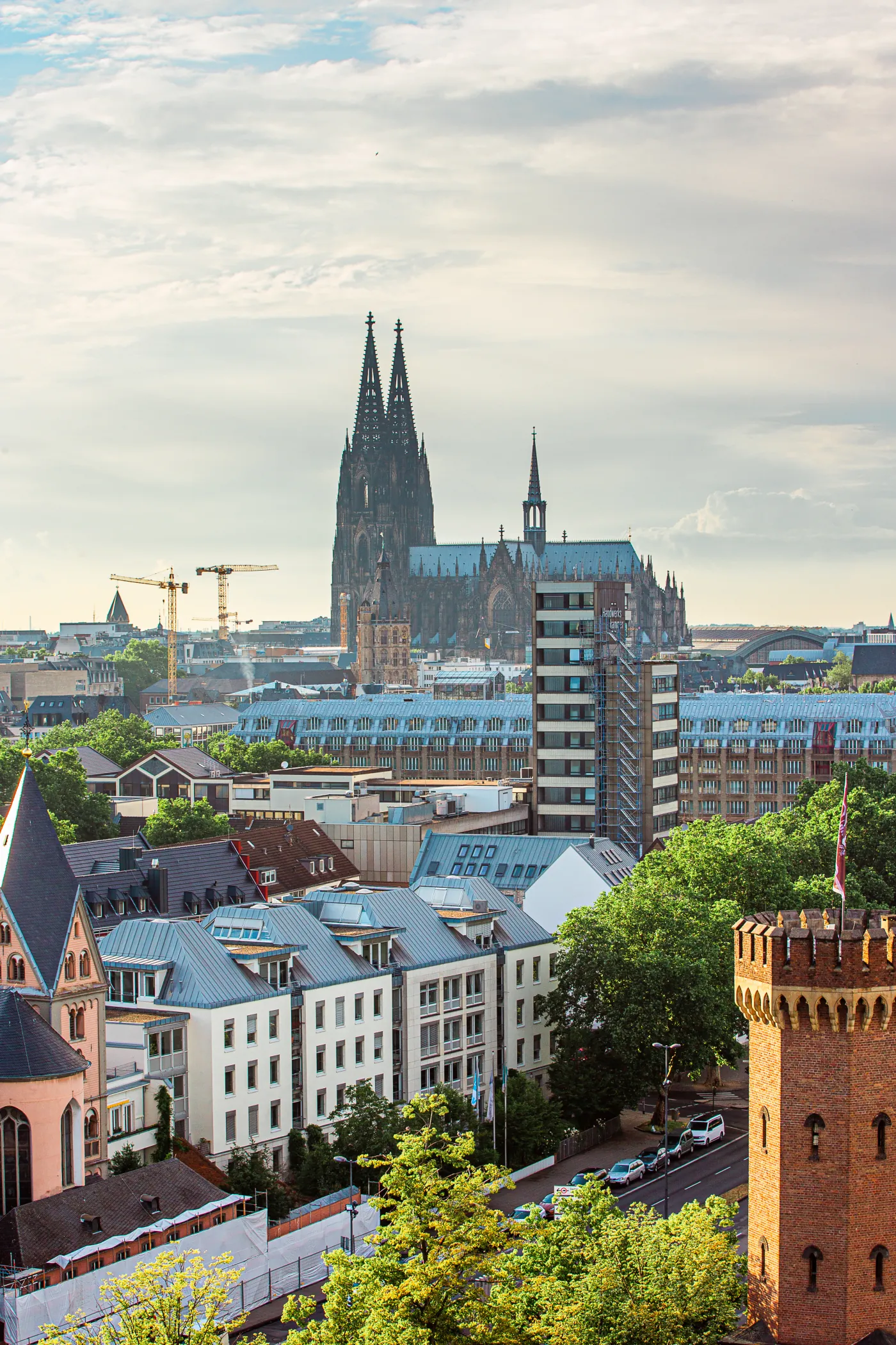 Der Kölner Dom über den Dächern der Kölner Altstadt
