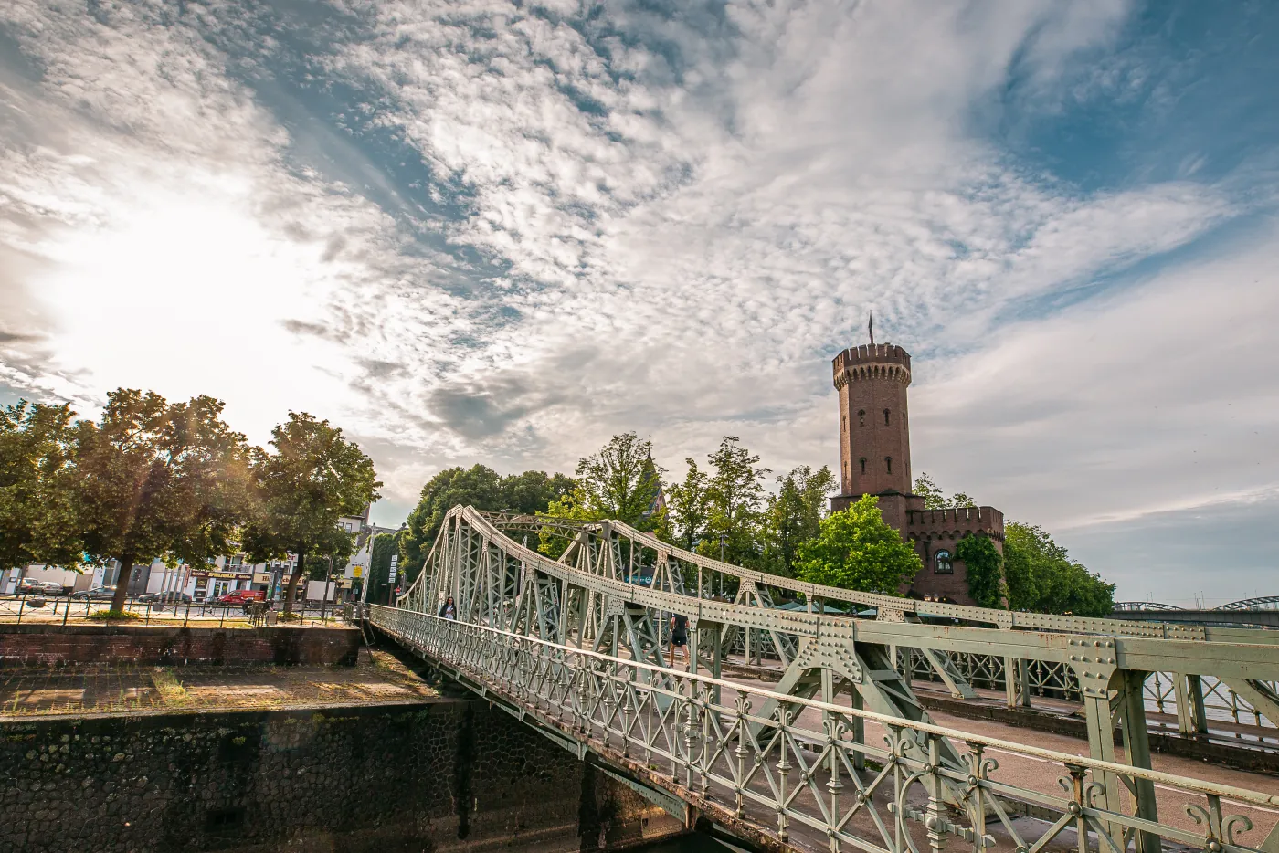 Der Malakoffturm mit der Drehbrücke am Rheinauhafen in Köln