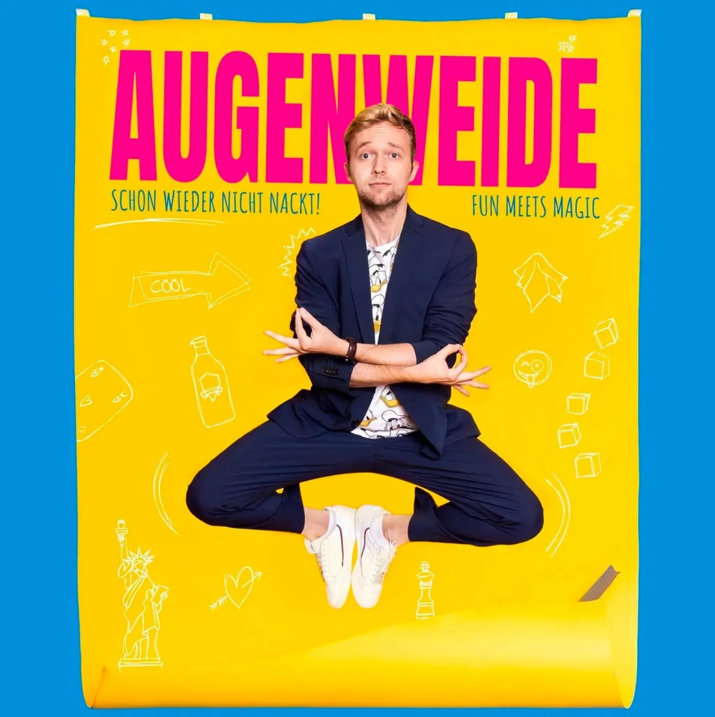 Ankündigungsposter "Augenweide" für Marc Weide: Ein Mann im Anzug schwebt im Schneidersitz vor gelbem Hintergrund