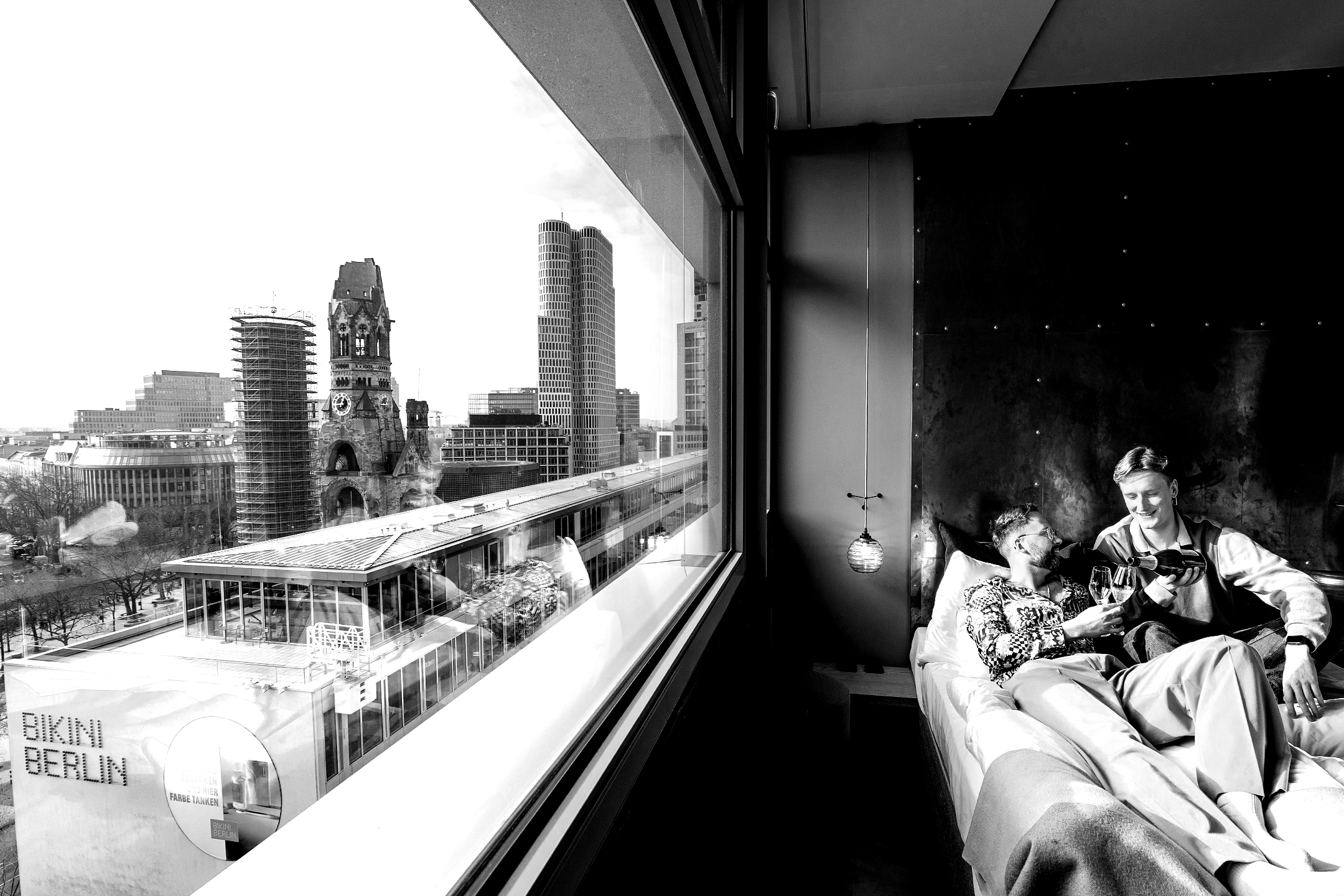 Bild von 2 Männern in einem Bett im 25H Hotel mit Blick über Berlin